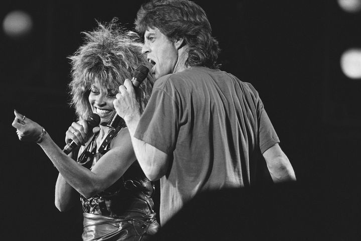 Η Τίνα Τέρνερ κι ο Μικ Τζάγκερ σε ένα κονσέρτο Live-Aid το 1985 στη Φιλαδέλφεια. 