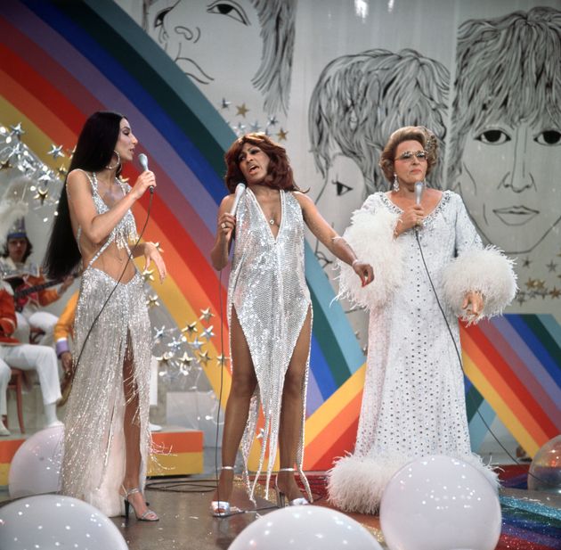 【1975年】テレビ番組「Cher」でパフォーマンス（真ん中がターナー）