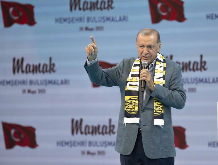 ΑΓΚΥΡΑ, ΤΟΥΡΚΙΑ - 24 ΜΑΪΟΥ: Ο Τούρκος Πρόεδρος Ρετζέπ Ταγίπ Ερντογάν κάνει μια ομιλία καθώς παρευρίσκεται σε δημόσια συγκέντρωση στην περιοχή Mamak της Άγκυρας, Τουρκία στις 24 Μαΐου 2023. (Photo by Aytac Unal/Anadolu Agency via Getty Images)
