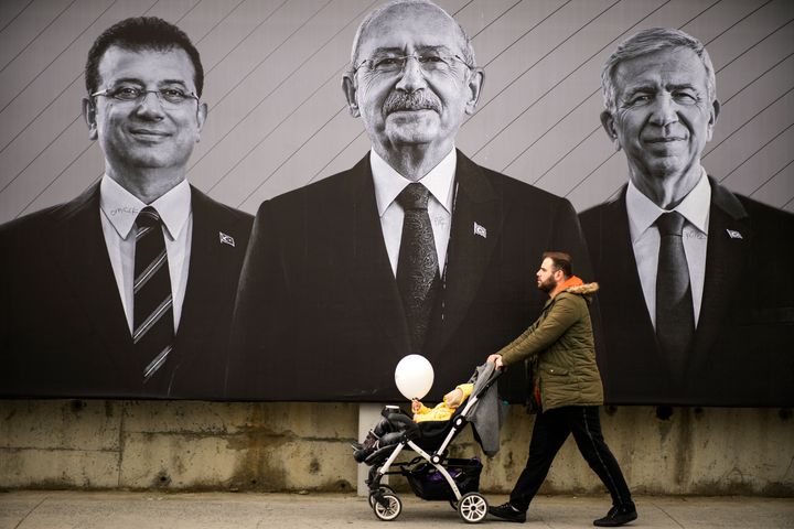 Ένας άνδρας περνά μπροστά από μια διαφημιστική πινακίδα του αρχηγού του τουρκικού κόμματος CHP και υποψηφίου για την προεδρία της Εθνικής Συμμαχίας Kemal Kilicdaroglu, στο κέντρο, του δημάρχου της Κωνσταντινούπολης Ekrem Imamoglu, αριστερά και του δημάρχου της Άγκυρας Mansur Yavas, στην Κωνσταντινούπολη, Σάββατο, 6 Μαΐου 2023. Δύο αντίθετα οράματα για το μέλλον της Τουρκίας είναι στο ψηφοδέλτιο όταν οι ψηφοφόροι επιστρέψουν στις κάλπες την Κυριακή για τον δεύτερο γύρο των προεδρικών εκλογών, που θα αποφασίσουν μεταξύ ενός ολοένα πιο αυταρχικού νυν προέδρου Ρετζέπ Ταγίπ Ερντογάν και του αμφισβητία Κεμάλ Κιλιτσντάρογλου, ο οποίος έχει δεσμευτεί να αποκαταστήσει τη δημοκρατία. (AP Photo/Emrah Gurel)