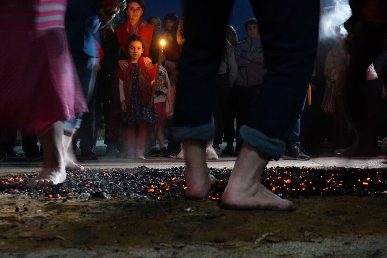 Αναστενάρηδες περπατούν πάνω σε αναμμένα κάρβουνα σε μια τελετουργία προς τιμήν του Αγίου Κωνσταντίνου στον Λαγκαδά, Ελλάδα, Δευτέρα 22 Μαΐου 2023. Η πυροβασία είναι η πιο θεαματική και δημόσια από αυτές τις ετήσιες τελετές που περιλαμβάνουν επίσης χορό με εικόνες, προσευχή και κοινά γεύματα από ενώσεις πιστών του χριστιανού ορθόδοξου αγίου που ονομάζονται "Αναστενάρια" και οι οποίες πραγματοποιούνται εδώ και αιώνες. (AP Photo/Giovanna Dell'Orto)