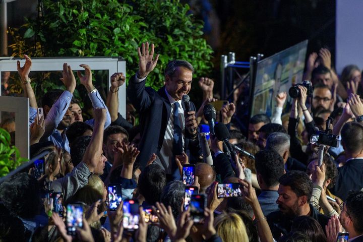 Ο Έλληνας πρωθυπουργός και αρχηγός του κόμματος της Νέας Δημοκρατίας Κυριάκος Μητσοτάκης γιορτάζει με υποστηρικτές του στα κεντρικά γραφεία του κόμματος στην Αθήνα, Ελλάδα, στις 21 Μαΐου 2023. Οι Έλληνες συντηρητικοί έλαβαν σαφή εντολή από τον ελληνικό λαό να συνεχίσουν τις προσπάθειες για αλλαγή της χώρας με ισχυρή κυβέρνηση, δήλωσε την Κυριακή ο πρωθυπουργός Κυριάκος Μητσοτάκης μετά τη νίκη του κόμματός του στις γενικές εκλογές με τεράστια διαφορά. Η ΝΔ συγκέντρωσε 40,79 τοις εκατό των ψήφων, εξασφαλίζοντας 145 έδρες στο επόμενο κοινοβούλιο των 300 βουλευτών. (Photo by Marios Lolos/Xinhua via Getty Images)