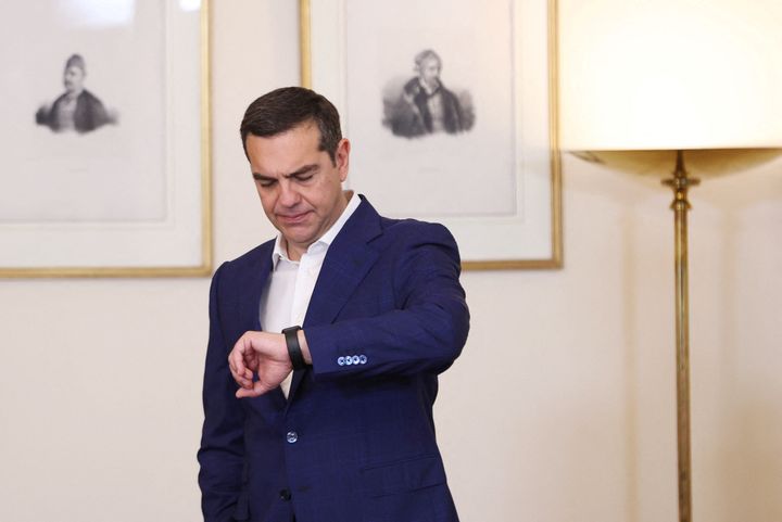 Ο αρχηγός του ΣΥΡΙΖΑ, Αλέξης Τσίπρας, κοιτάζει το ρολόι του πριν από τη συνάντηση με την Ελληνίδα Πρόεδρο Κατερίνα Σακελλαροπούλου μετά τις γενικές εκλογές στην Αθήνα, Ελλάδα, 24 Μαΐου 2023. REUTERS/Louiza Vradi