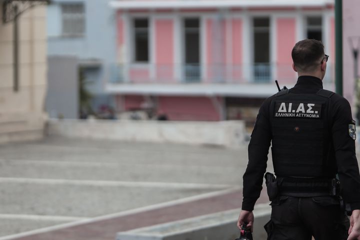 Αστυνομικοί ερευνούν το χώρο ύστερα από τον εντοπισμό μίας νεκρής γυναίκας στην Πλατεία Βαρβακείου στο κέντρο της Αθήνας, ακριβώς απέναντι από τη Βαρβάκειο Αγορά, τρίτη 23 Μαΐου 2023. Την σορό της γυναίκας περίπου 50 ετών και αγνώστων μέχρι στιγμής λοιπών στοιχείων, εντόπισε υπάλληλος της Δημοτικής Αστυνομίας που κάλεσε αμέσως την Άμεση Δράση. (ΚΩΣΤΑΣ ΤΖΟΥΜΑΣ/EUROKINISSI)