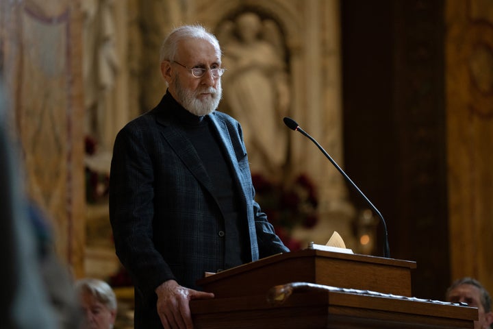 James Cromwell como Ewan Logan no episódio de domingo de