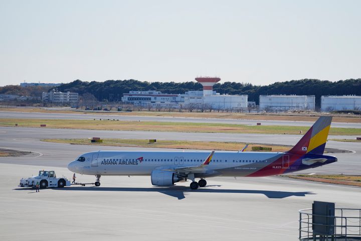 فتح أحد الركاب الباب على متن رحلة تابعة لشركة آسيانا إيرلاينز هبطت لاحقًا بسلام في مطار كوري جنوبي يوم الجمعة.