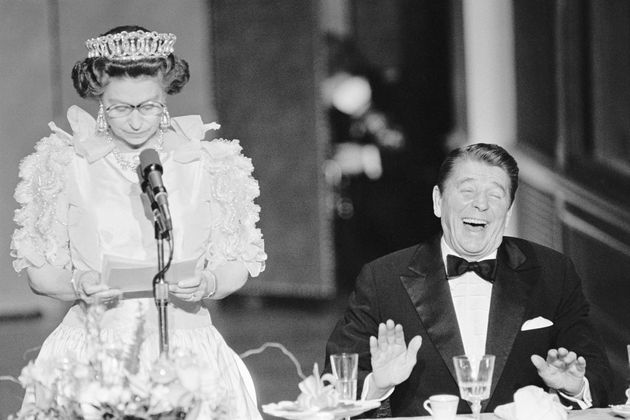 エリザベス女王のジョークを笑うレーガン大統領