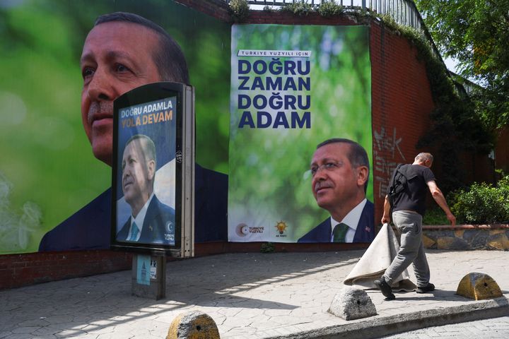 Ένας άνδρας περπατά μπροστά από τις αφίσες του Τούρκου Προέδρου Ταγίπ Ερντογάν, ενόψει των προεδρικών εκλογών στις 28 Μαΐου, στην Κωνσταντινούπολη, Τουρκία, στις 26 Μαΐου 2023. REUTERS/Hannah McKay