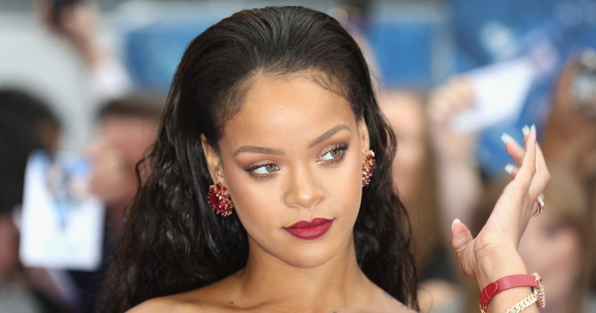 Rihanna portait une superbe bague en diamant sur son orteil et c’est tout