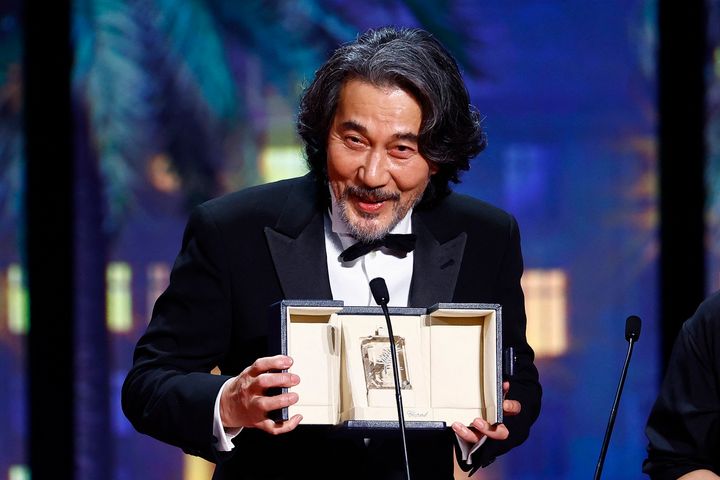 Ο Κότζι Γιακούσο με το βραβείο α ανδρικού ρόλου για την ταινία “Perfect days” του Βιμ Βέντερς.μ 