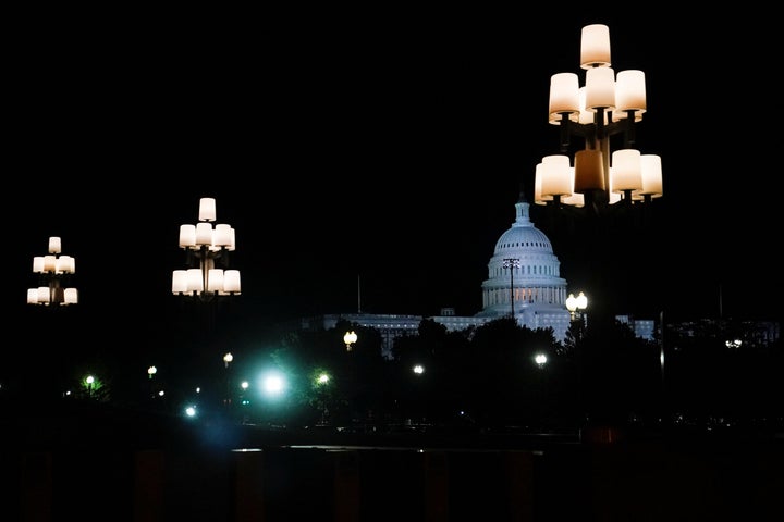 Vue générale du Capitole des États-Unis après que le président de la Chambre des États-Unis, Kevin McCarthy (R-CA), a conclu un accord de principe avec le président Joe Biden pour relever le plafond de la dette des États-Unis et éviter un défaut de paiement catastrophique, à Washington, États-Unis, le 27 mai 2023. REUTERS/ Nathan Howard