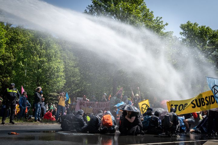 Ρίψεις νερού με αντλίες στους διαδηλωτές.