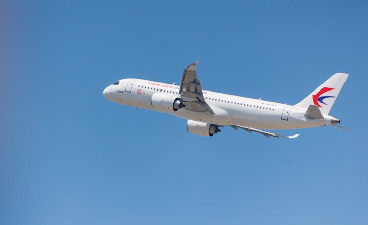 Το C919 κατά την πρώτη του εμπορική πτήση.