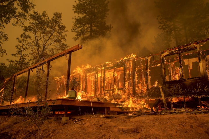 Une maison brûle alors que l'incendie de Butte fait rage près de Mountain Ranch, en Californie, en 2015.