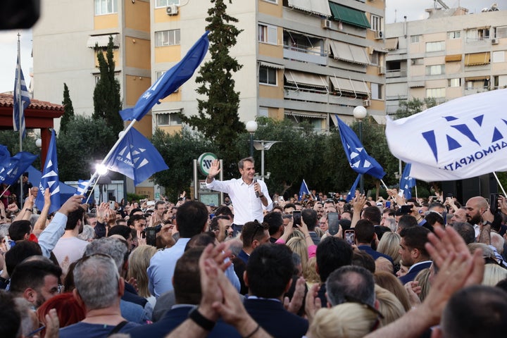 Ο Κυριάκος Μητσοτάκης μιλάει σε πολίτες του Περιστερίου