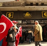 Τουρκία: Σε νέα ελεύθερη πτώση η λίρα - Ποιος θα καθίσει στην «ηλεκτρική καρέκλα» της