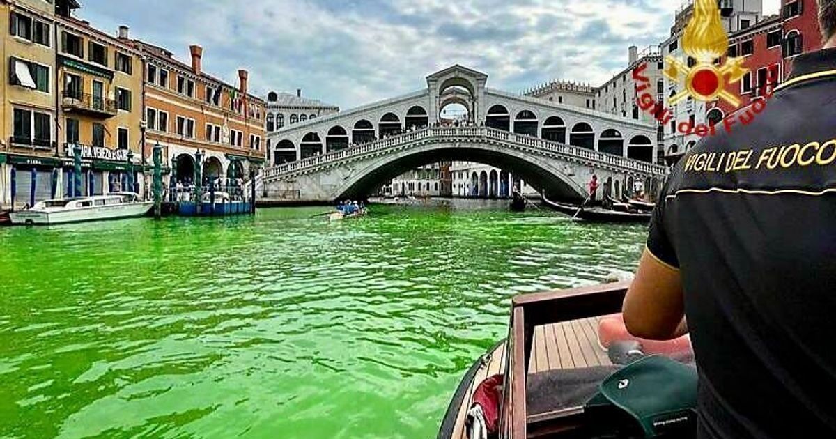 Le canal de Venise devient vert et le mystère est résolu