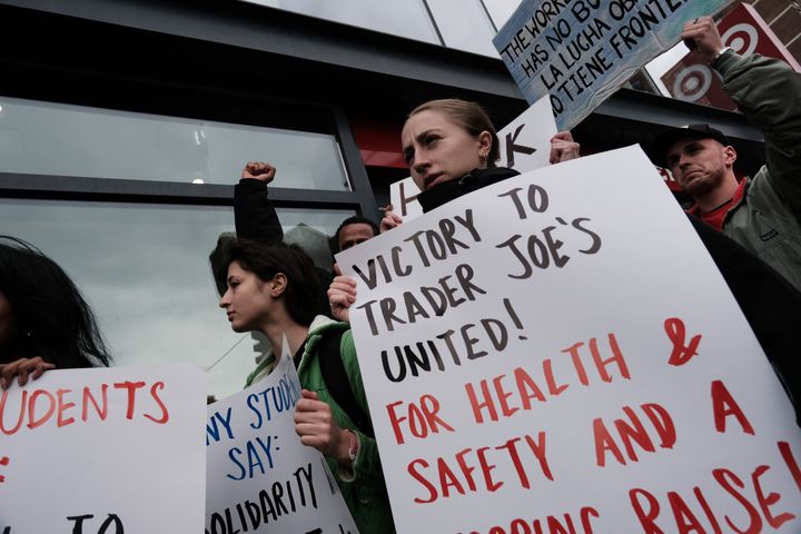 Los trabajadores a favor del sindicato se manifiestan frente a Trader Joe's en Manhattan.  Trader Joe's United ha sindicalizado cuatro tiendas desde el año pasado.