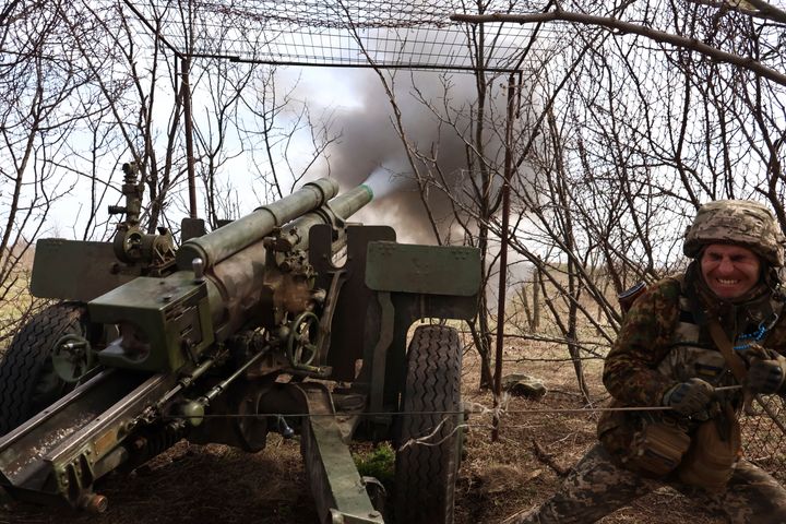 Ουκρανικό πυροβολικό κοντά στην Κρεμένα στην περιοχή του Λουγκάνσκ (Απρίλιος 2023) 