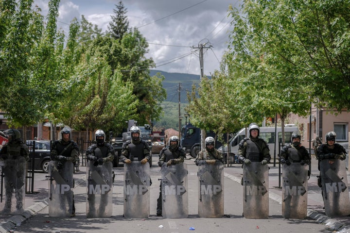 Des soldats de l'OTAN et la police militaire internationale sécurisent la zone près de Zvecan, dans le nord du Kosovo, le 30 mai 2023, un jour après des affrontements avec des manifestants serbes exigeant la destitution des maires albanais récemment élus. La situation dans le nord du Kosovo est restée tendue le 30 mai 2023, alors que les Serbes de souche continuaient de se rassembler devant une mairie à Zvecan après que de violents affrontements avec les soldats de la paix dirigés par l'OTAN ont fait 30 blessés.
