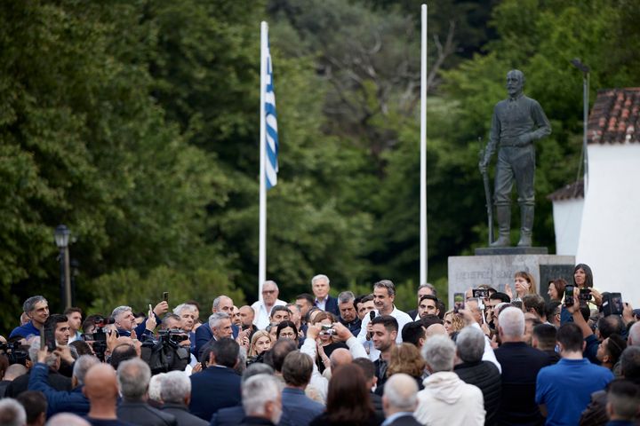 Ο Κυριάκος Μητσοτάκης μιλάει σε πολίτες στο Θέρισο, κάτω από το άγαλμα του Ελευθερίου Βενιζέλου