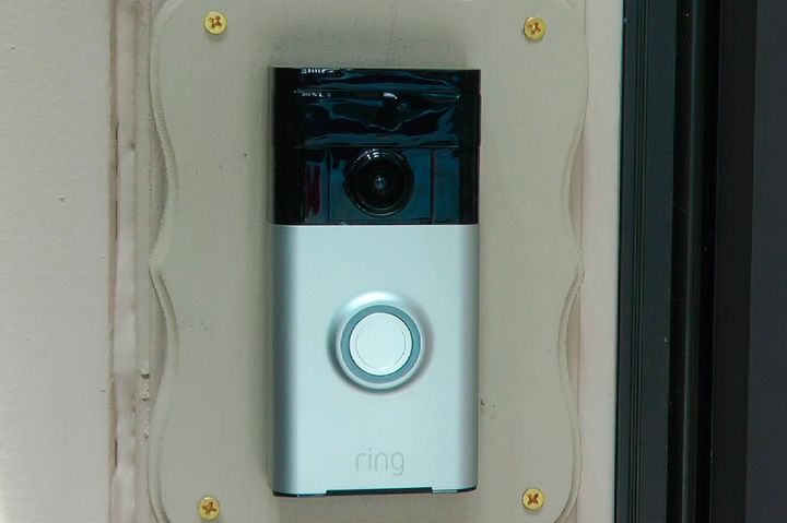 Οι Ring doorbell cameras τοποθετούνται εξωτερικά αλλά και εσωτερικά των σπιτιών και συνδέονται με συσκευές smart phone.
