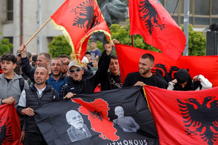 Αλβανοί διαμαρτύρονται κοντά στη γέφυρα που συνδέει τη νότια και τη βόρεια Μιτρόβιτσα, στη Μιτρόβιτσα του Κοσσυφοπεδίου, 1 Ιουνίου 2023.