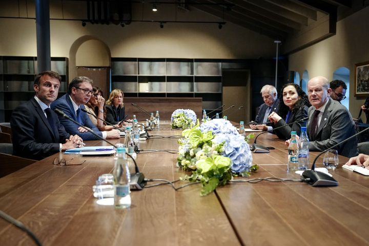 01 Ιουνίου 2023, Μολδαβία, Μπουλμποάτσα : Ο Γάλλος πρόεδρος Εμανουέλ Μακρόν (αριστερά), ο Αλεξάνταρ Βούτσιτς, πρόεδρος της Δημοκρατίας της Σερβίας, η Βιόσα Οσμάνι-Σαντρίου, πρόεδρος της Δημοκρατίας του Κοσσυφοπεδίου, και ο Γερμανός καγκελάριος Όλαφ Σολτς (SPD) συναντώνται για συνομιλίες στη σύνοδο κορυφής της Ευρωπαϊκής Πολιτικής Κοινότητας (EPC) στη Μολδαβία.