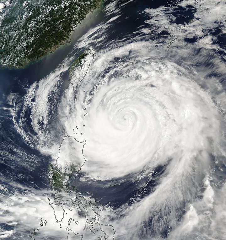 国際宇宙ステーション（ISS）で5月30日に撮影された台風2号（マーワー）＜AFP PHOTO / NASA Earth Observatory＞