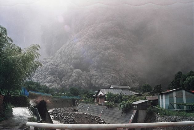 北上木場地区の民家をのみ込み、水無川下流へ迫る大火砕流＝1991年6月3日、長崎県島原市