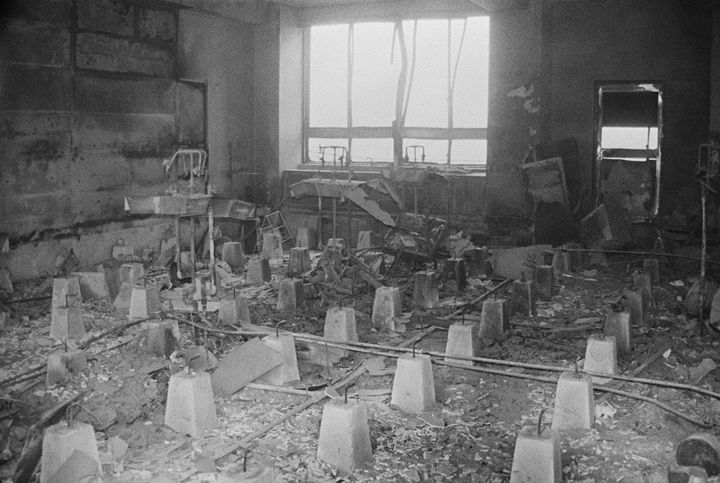 大火砕流で床が焼け、基礎部分がむき出しになった大野木場小学校の教室＝1991年9月6日、長崎県南島原市（陸上自衛隊提供）