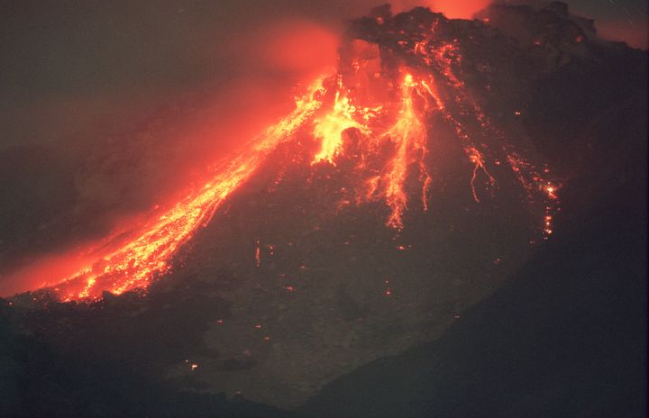 赤い帯となって溶岩ドームから崩落する火砕流＝1991年10月1日、長崎県島原市