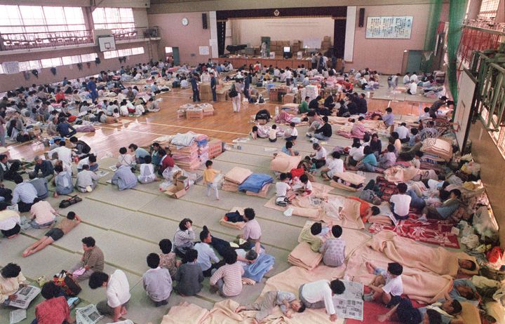 小学校の体育館に避難した住民＝1991年6月4日、長崎県島原市