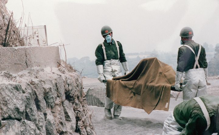 火砕流現場の遺体収容作業＝1991年6月5日、長崎県島原市（陸上自衛隊提供）