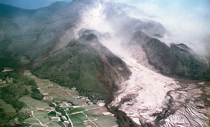 雲仙・普賢岳（左上）から北上木場町（右下）まで続く、6月3日に発生した大規模火砕流の全容＝1991年6月8日、長崎県島原市