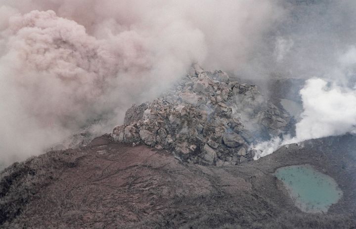 雲仙普賢岳地獄跡火口にできた巨大な溶岩塊＝1991年6月4日、長崎県