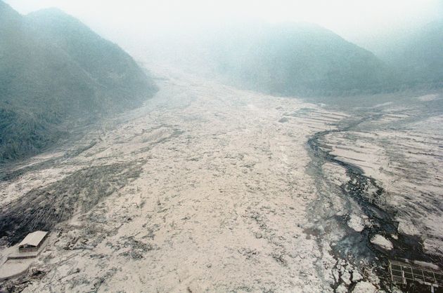 火砕流と火山灰に覆われた島原市北上木場地区＝1991年6月6日、長崎県島原市（時事通信社ヘリコプターから）