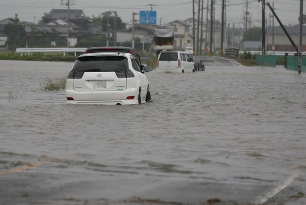 冠水した道路で立ち往生した自動車＝2018年7月7日、福岡県小郡市（車両ナンバープレートに画像処理をしています）※2023年の台風2号の被害とは関係がありません