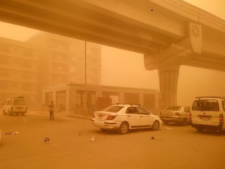 ΓΚΙΖΑ, ΑΙΓΥΠΤΟΣ - 01 ΙΟΥΝΙΟΥ: Μια άποψη του δρόμου καθώς η ορατότητα στην κυκλοφορία μειώνεται λόγω αμμοθύελλας στη Γκίζα της Αιγύπτου την 01 Ιουνίου 2023.