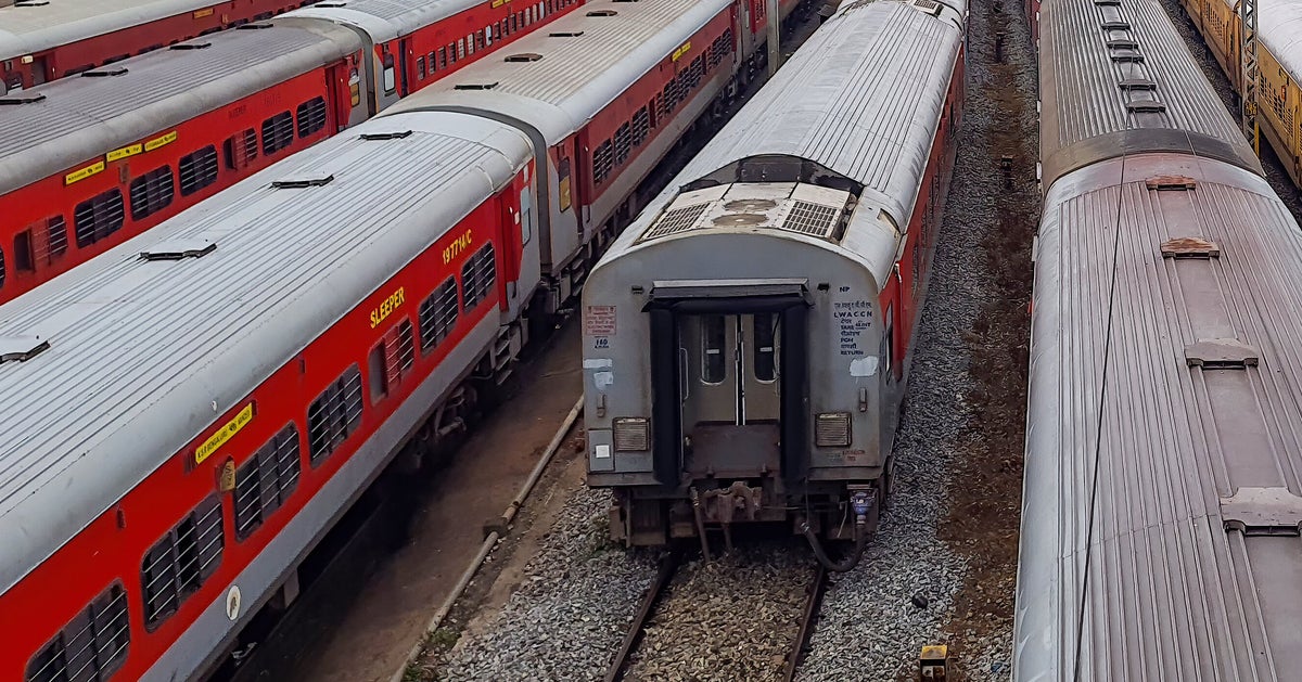 Des trains de voyageurs déraillent en Inde, tuant au moins 50 personnes et des centaines de personnes piégées