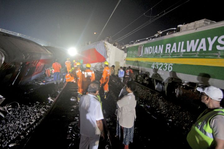 Rescatistas trabajan en el lugar del accidente de trenes de pasajeros, en el distrito de Balasore, en el estado de Orissa, en el este de India, el sábado 3 de junio de 2023. Dos trenes de pasajeros descarrilaron en India, matando a más de 200 personas y atrapando a cientos más dentro de más de un docenas de vagones dañados, dijeron las autoridades.  (Foto AP)