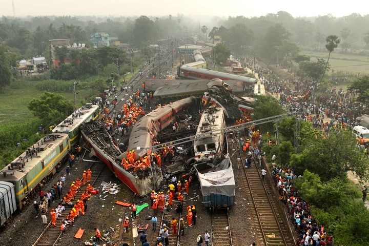 Una foto tomada con un dron de rescatistas trabajando en el lugar del accidente de un tren de pasajeros, en el distrito de Balasore, en el estado de Orissa, en el este de la India, el sábado 3 de junio de 2023. Dos trenes de pasajeros descarrilaron en India, matando a más de 280 personas.  Cientos de personas quedaron atrapadas dentro de más de una docena de vagones de tren destrozados, en uno de los accidentes de tren más mortíferos del país en décadas.  (Foto AP/Arabinda Mahapatra)