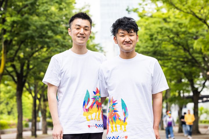 (左から)東京レインボープライドの会場を訪れたまさひろさんとこうすけさん(2023年4月23日)
