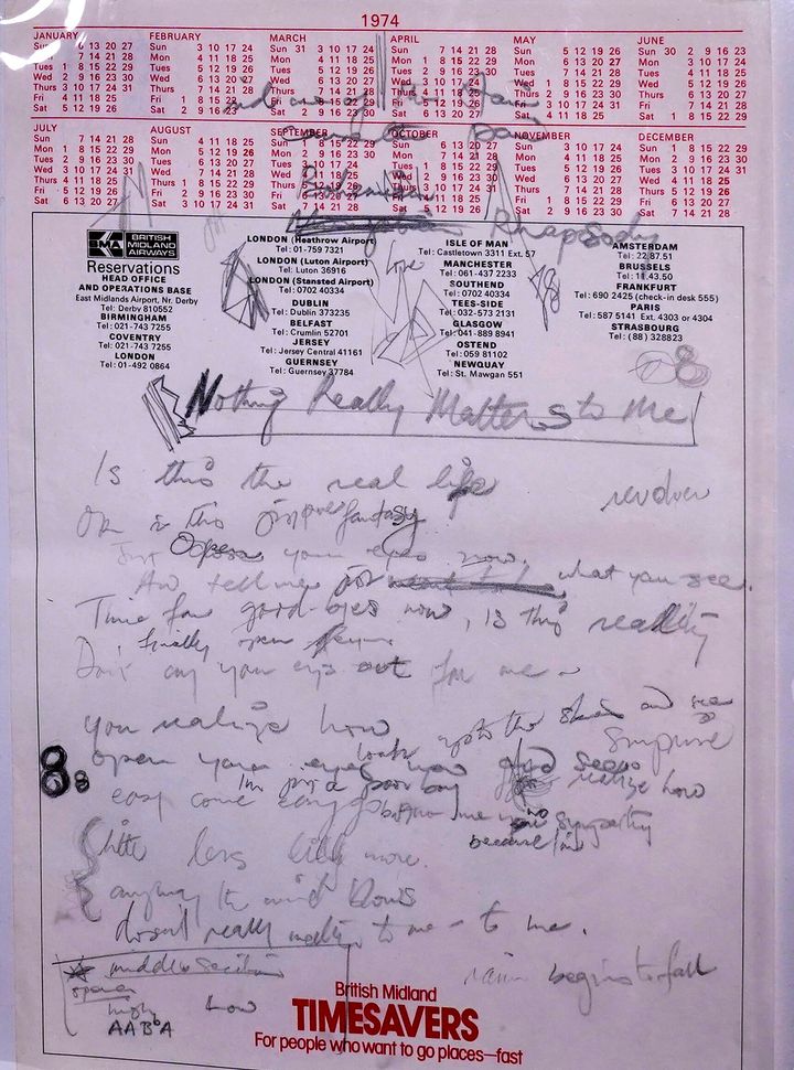 フレディ直筆の歌詞の草稿。便箋上部に「モンゴリアン・ラプソディー」と書いたものを横線で消し、「ボヘミアン」と書き直している
