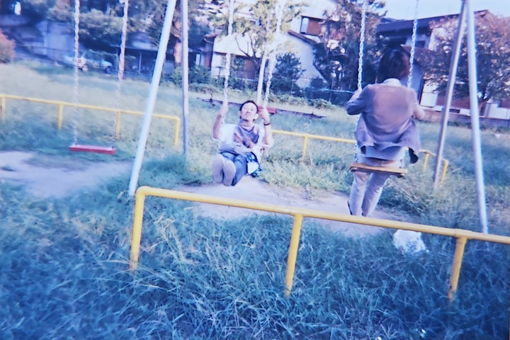 熊本市動植物園を訪れた時。撮影してくれたゆうたさんの母は2019年に亡くなった。ゆうたさんは意見陳述で「同性同士の結婚ができていれば、母に晴れの姿や孫の顔を見せることができたかもしれません」と語った