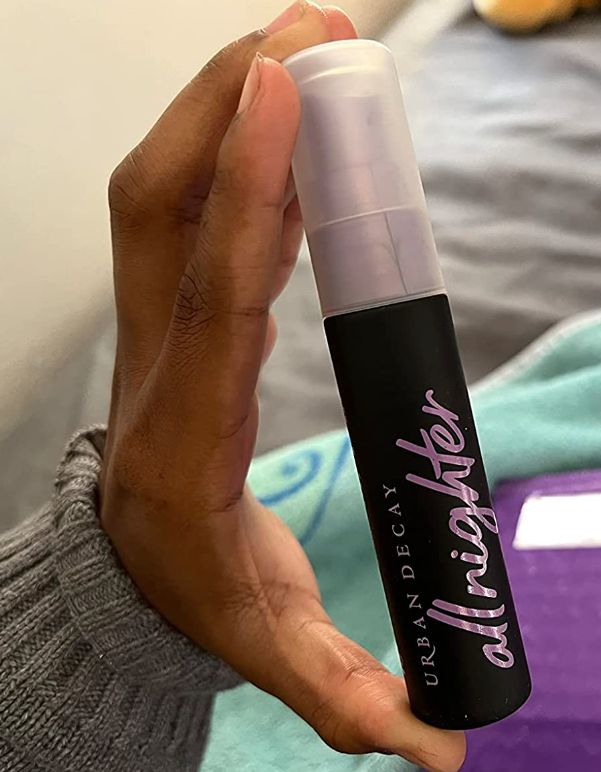A long-lasting makeup setting spray