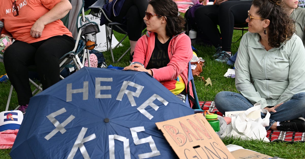 Thousands Gather Outside Colorado Capitol Calling On Governor To Ban All Guns - Vimarsana News