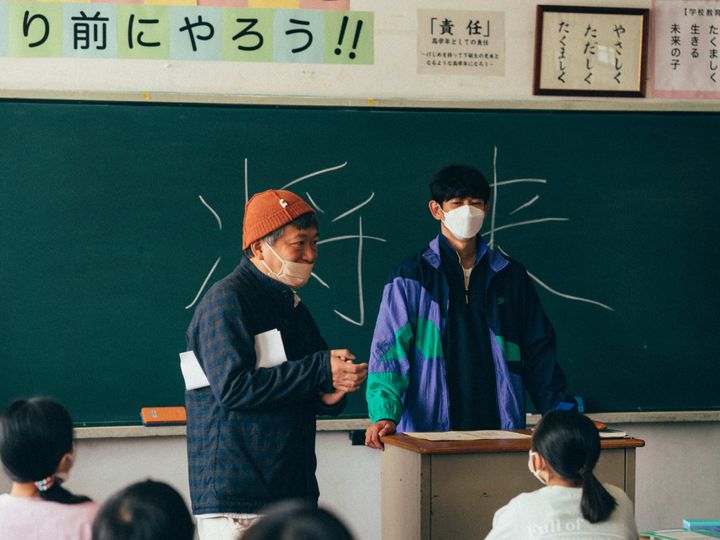 小学校教師の保利を演じた永山瑛太さん（右）