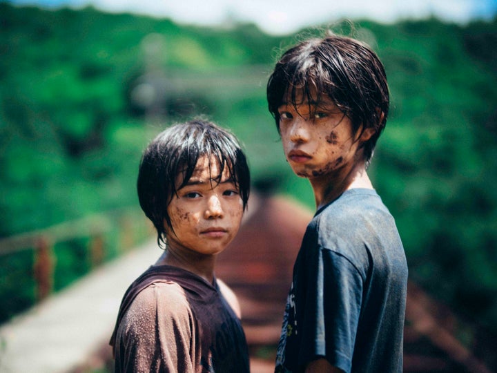 柊木陽太さん（左）と黒川想矢さん（右）。坂本龍一氏は本作を「難解なテーマの映画」と評し、「救いは子供たちの生の気持ち。それに導かれて指がピアノの上を動いた」とコメントを残した