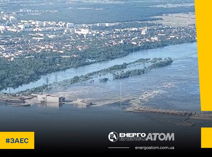 2023年6月6日に撮影されたカホフカ水力発電所のダム。一部が破壊されている様子が見受けられる。ウクライナ国営エネルギー企業「エネルゴアトム」の提供写真